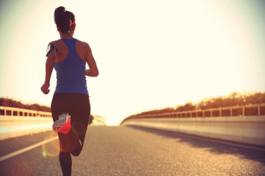 fitness kadın yolda çalışan