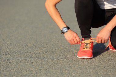 Kadın atlet bağlama ayakkabı bağı