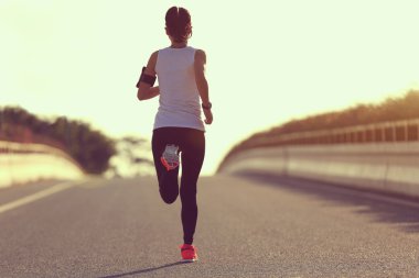 fitness kadın yolda çalışan