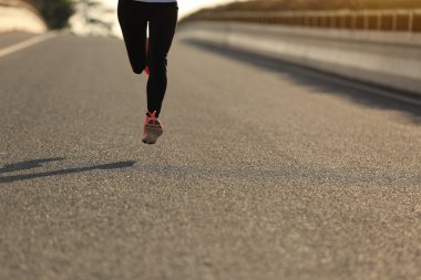 Sportif kadın yolda çalışan