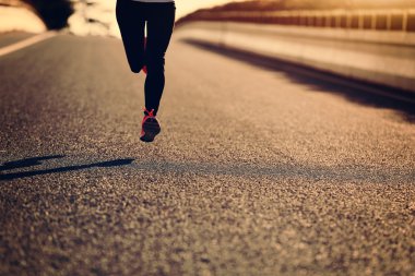 Sportif kadın yolda çalışan