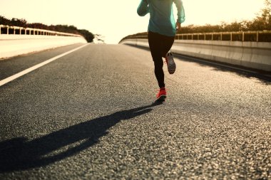 fitness kadın yolda çalışan