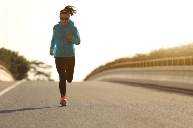 fitness kadın yolda çalışan