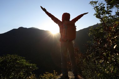 tepe üzerinde Kollarını açarak başarılı kadın