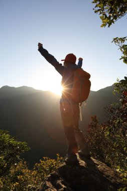 tepe üzerinde Kollarını açarak başarılı kadın