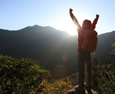 tepe üzerinde Kollarını açarak başarılı kadın
