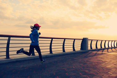 kadın oyundaki gündoğumu sahil