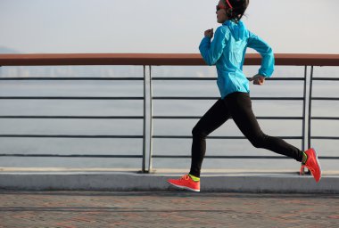 sahil üzerinde çalışan kadın