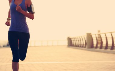 genç kadın oyundaki sahil