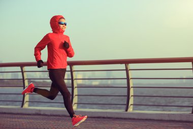 genç kadın oyundaki sahil