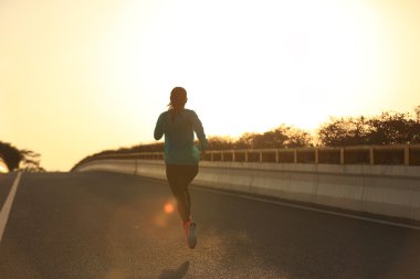 fitness kadın yolda çalışan