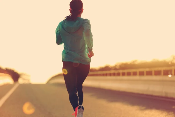 Fitness mujer corriendo en la carretera — Foto de Stock