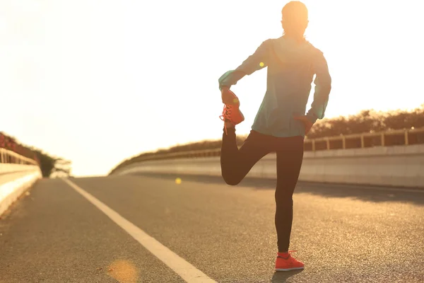 Fitness kvinna löpare sträcker benet — Stockfoto