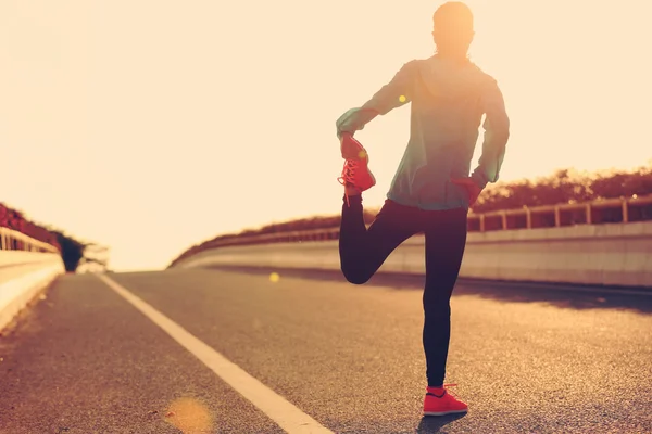Фітнес жінка бігун розтягує ногу — стокове фото