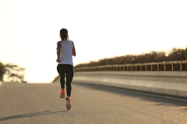 Donna sportiva che corre su strada — Foto Stock