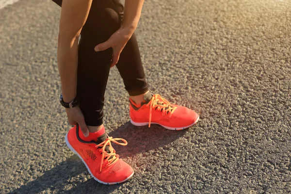 Woman runner with injured leg — Stock Photo, Image