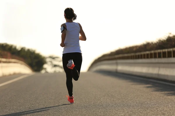 Fitness femme courir sur la route — Photo