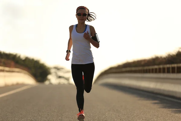 Donna sportiva che corre su strada — Foto Stock