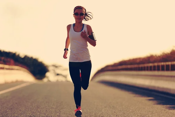 Mujer deportiva corriendo en la carretera — Foto de Stock