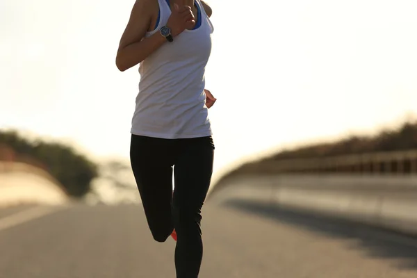 Mulher desportiva correndo na estrada — Fotografia de Stock