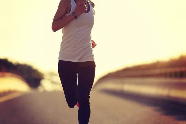 Sporty woman running on road — Stock Photo, Image