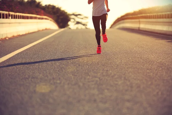 在道路上运行的健身女人 — 图库照片