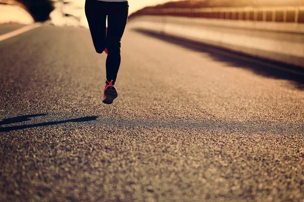 Mujer deportiva corriendo en la carretera —  Fotos de Stock