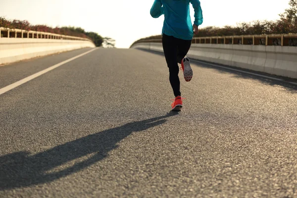 在道路上运行的健身女人 — 图库照片