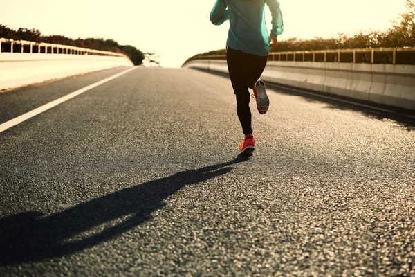 Fitness donna corsa su strada — Foto Stock