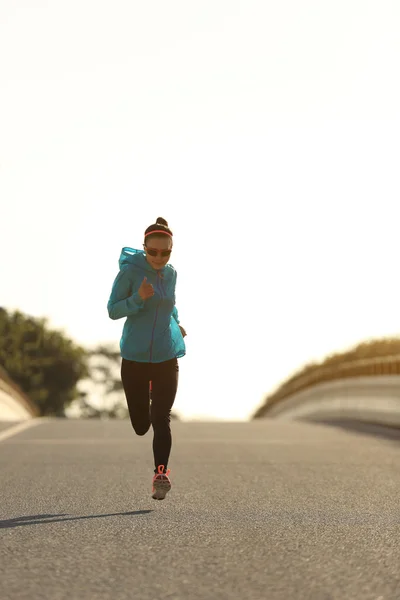 Fitness-Frau läuft auf Straße — Stockfoto