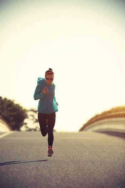 Femeia de fitness alergând pe drum — Fotografie, imagine de stoc