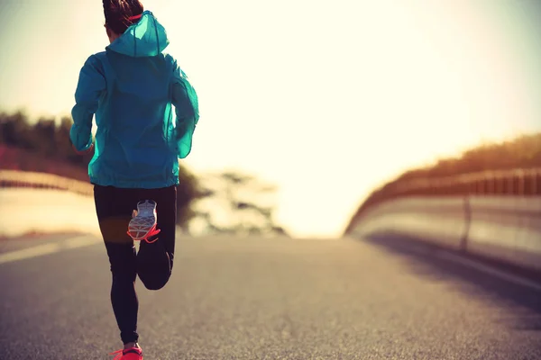 Fitness woman running on road — Stock Photo, Image