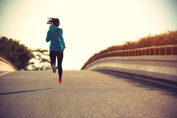 Fitness mujer corriendo en la carretera —  Fotos de Stock