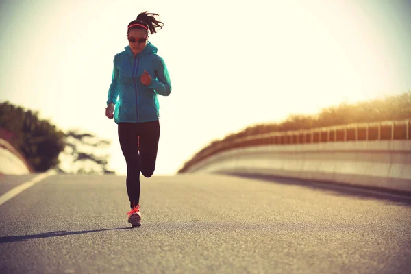 Mulher fitness correndo na estrada — Fotografia de Stock