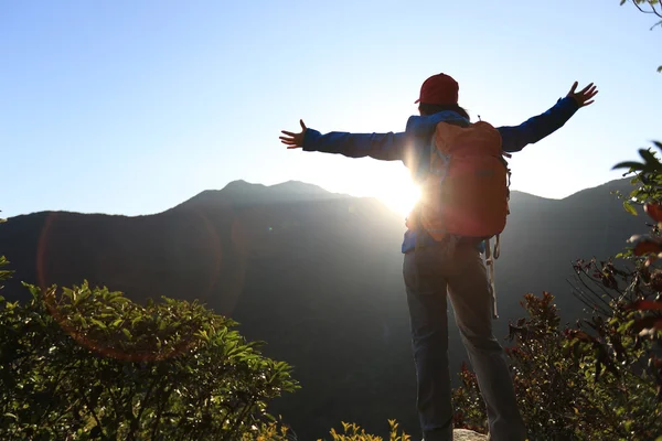 Successful woman with open arms on peak — Stock Photo, Image