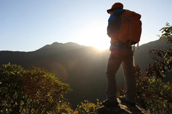 Framgångsrik kvinna hiker — Stockfoto