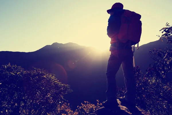 Mujer exitosa excursionista — Foto de Stock