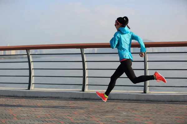 Woman running on seaside — Stock Photo, Image