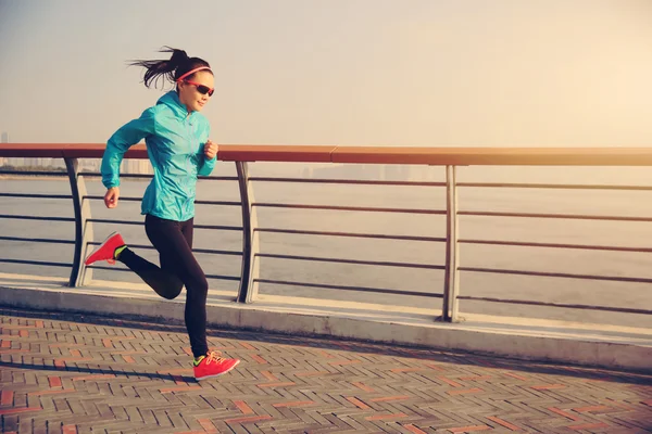 Woman running on seaside — Stock Photo, Image