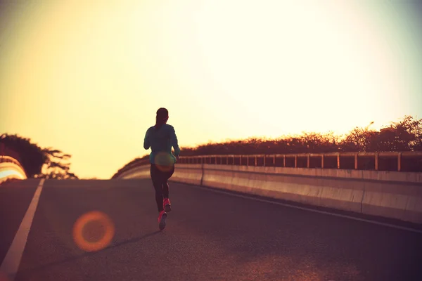 Fitness vrouw draait op weg — Stockfoto