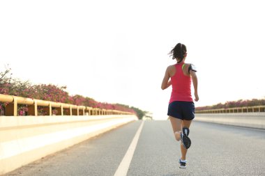 yolda çalışan kadın runner