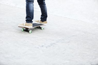 Kadın bacakları kaykay