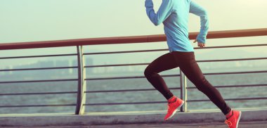 Deniz kenarında çalışan kadın runner