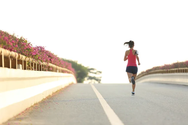 Mujer corredor corriendo en la carretera —  Fotos de Stock