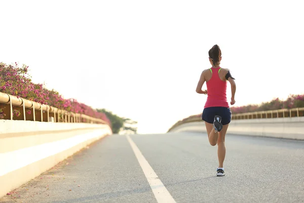 Femme coureuse courir sur la route — Photo