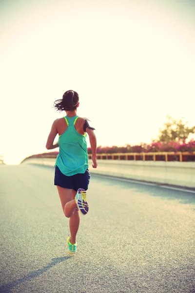 Kobieta biegacz na drodze — Zdjęcie stockowe