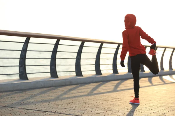 Vrouwelijke atleet rekken been — Stockfoto