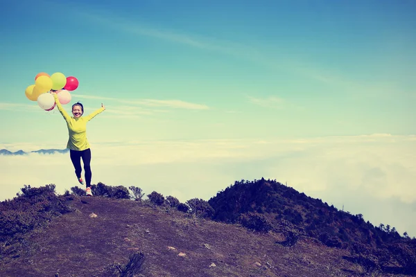 Jubelnde Frau mit bunten Luftballons — Stockfoto