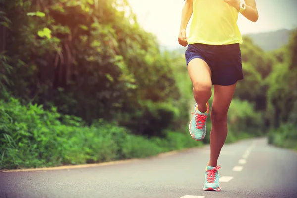 Fitness mulher correndo ao ar livre — Fotografia de Stock