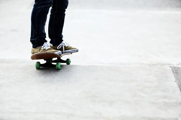 Pernas femininas skate — Fotografia de Stock